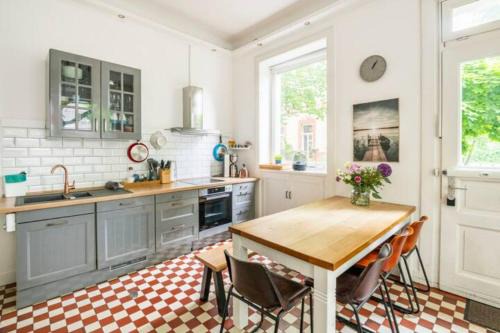 Rotherbaum Apartment | Großzügige 185m2-Altbauwohnung in Bestlage 7Zimmer-2Bäder-2Küchen-2WCs