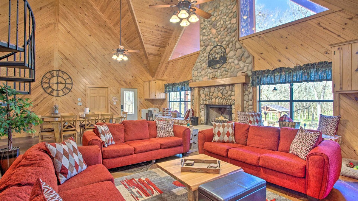 Cotton Gin Cabin | Groesbeck 'Lodge on the River': Hot Tub & Fire Pit