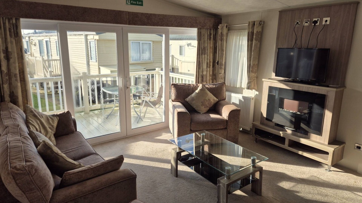 Icklesham Apartment | Grogu's Rest - 2 bedrooms with decking sleeps 6