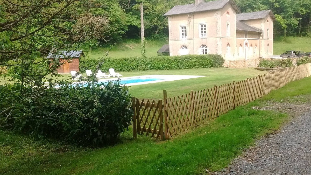 Mont-Saint-Jean Cottage | Groom's cottage is a secluded holiday home with a heated pool.Ideal for families