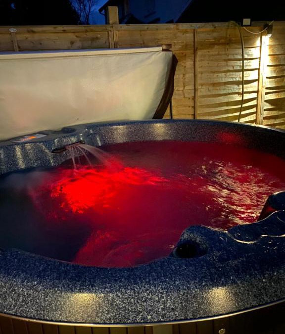 Beith Apartment | GROOMS COTTAGE OUTSIDE HOT TUB
