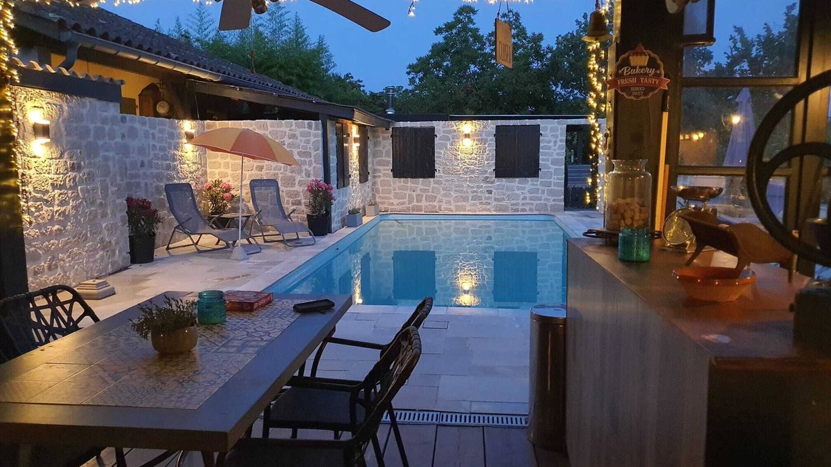 Montfermier House | Groot 6 Persoons Familie Huis met Overdekt Buiten Terras, en Gedeeld Zwembad