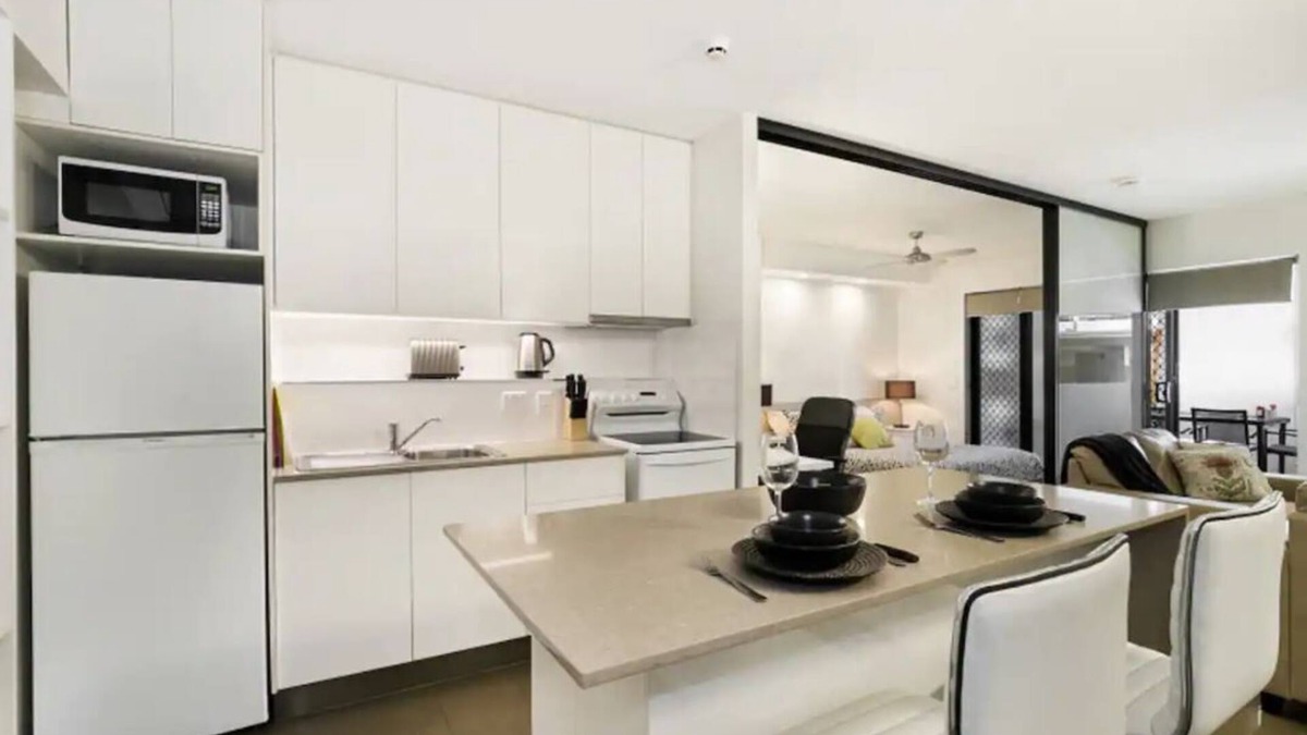 Bowen Hills Apartment | Groovy & Cool~1Bed/1Bath/1Car~Close to everything!