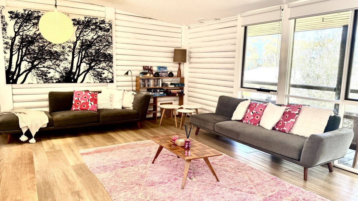 Lorne House | Groovy Lorne Ocean View Log House, Pet Friendly (Freshly renovated)