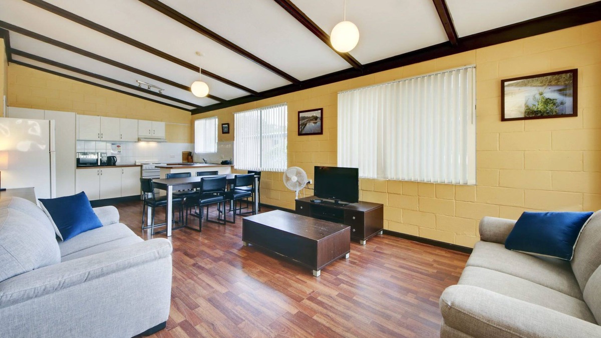 Hat Head Apartment | Ground floor 2 bedroom unit accommodating 6* Great Location*