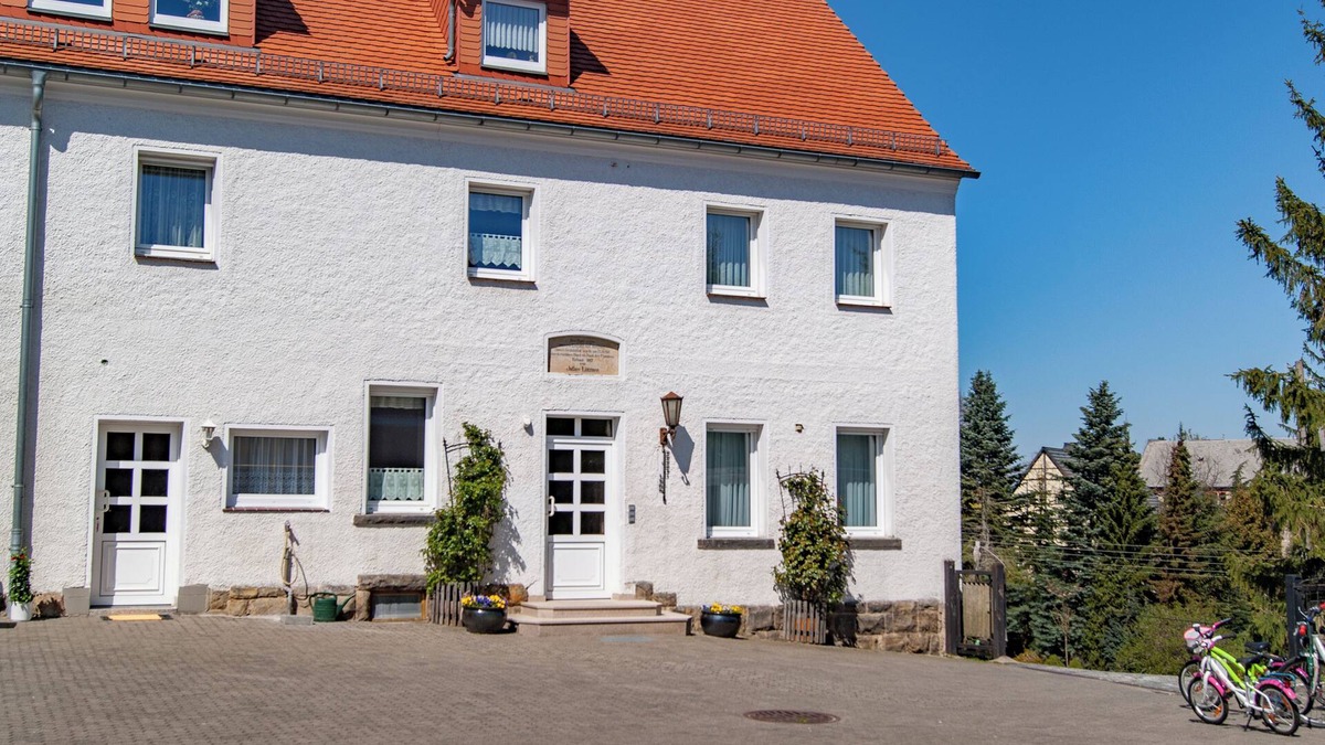 Foerdergersdorf Apartment | Ground floor apartment for rent on a three-sided farm near the Tharandt forest