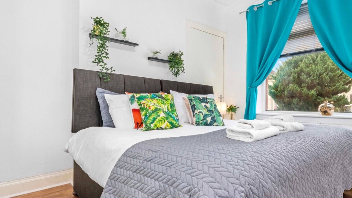 Airdrie Apartment | Ground floor apartment perfect for local contractors