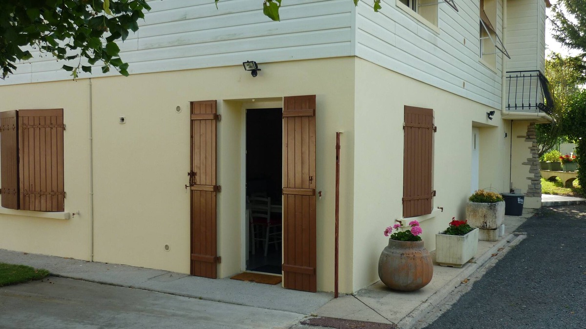 Arvert Apartment | Ground floor apartment of the owner's house