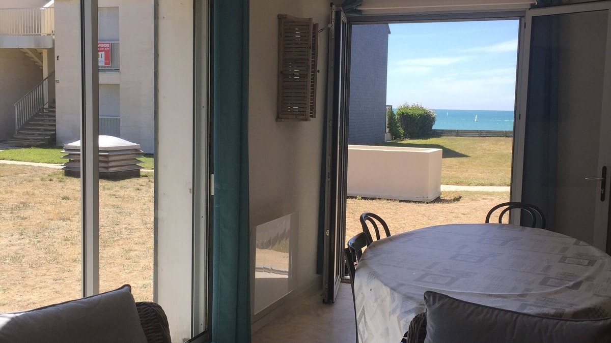 Jullouville Apartment | Ground floor at the edge of a sandy beach