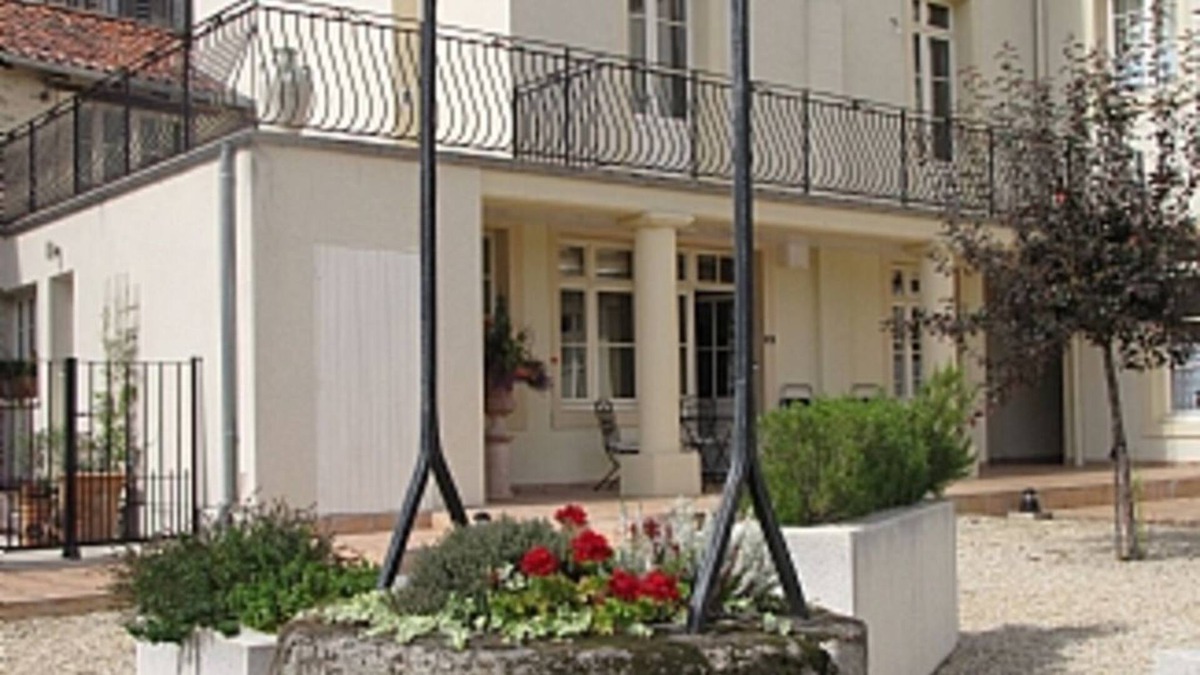 Vouvant Apartment | Ground Floor Beautifully Appointed Apartment With Pool, Private Parking