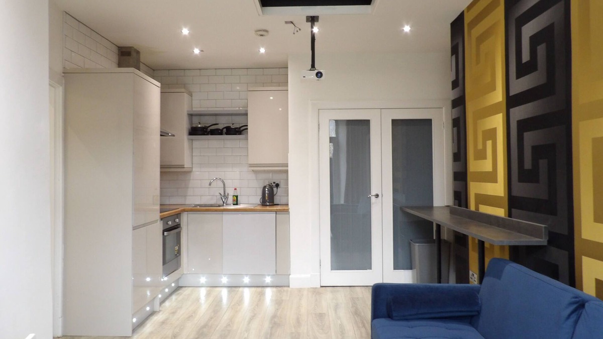 Gorgie Apartment | Ground floor flat with patio and hot tub near Murrayfield Stadium
