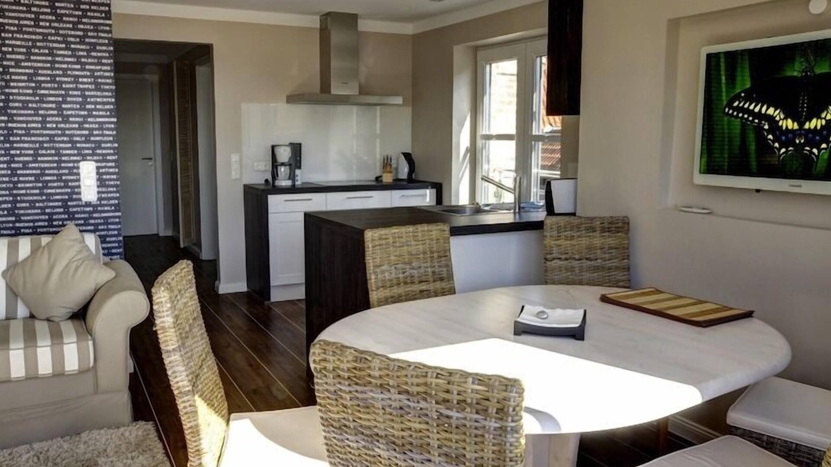 Lemkenhafen Apartment | Ground floor flat with a view of the marina