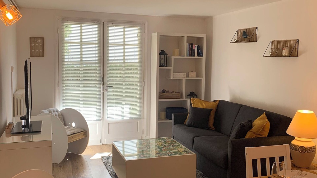 Saintes Apartment | Ground floor flat with garden - 3* furnished holiday home- all comforts - wifi