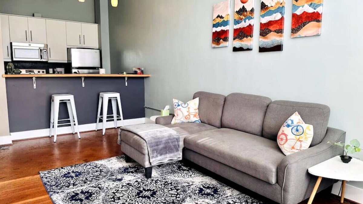 Roanoke Apartment | Ground-floor gem | walk to it all