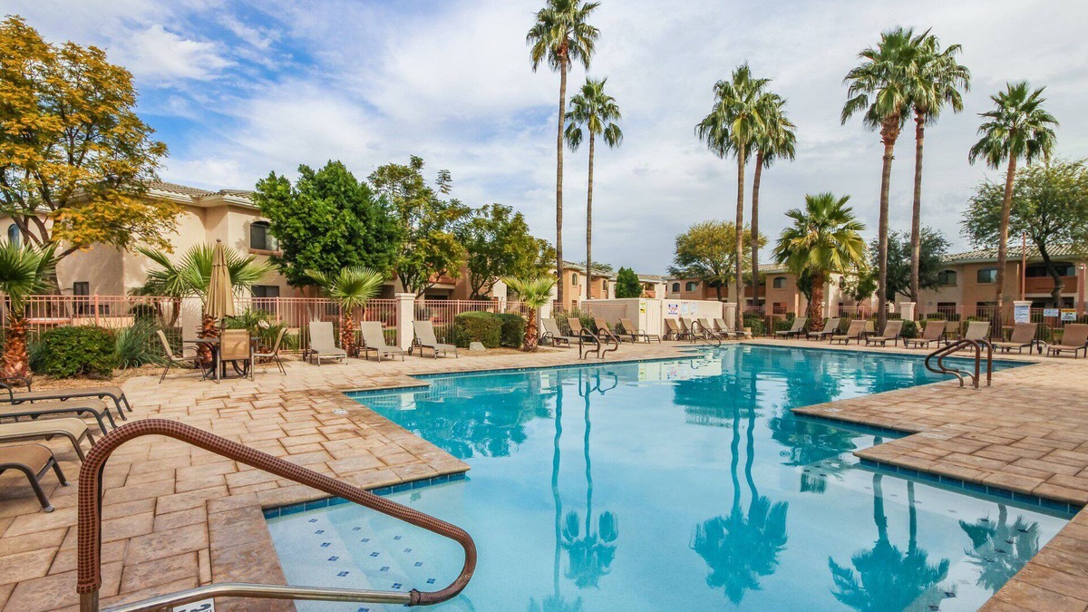 Kaufman And Broad At The Vineyards Condo | Ground Floor.Heated Pool! Hot Tub! Gas grill! 3 miles to Cardinal stad! 2 Kings!