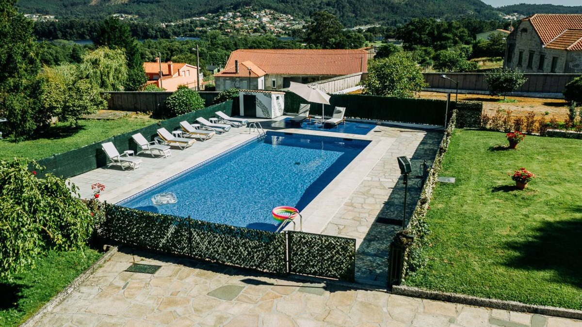 O Rosal Ski Chalet | Ground floor house with pool