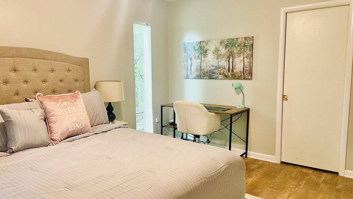 Hoover Apartment | Ground floor lovely 1-bedroom condo in fabulous Hoover with full kitchen