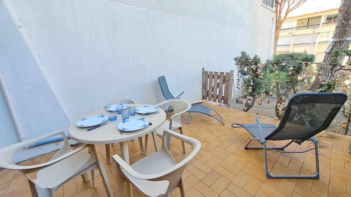 Marseillan Plage Apartment | Ground Floor Studio with Terrace and Private Parking