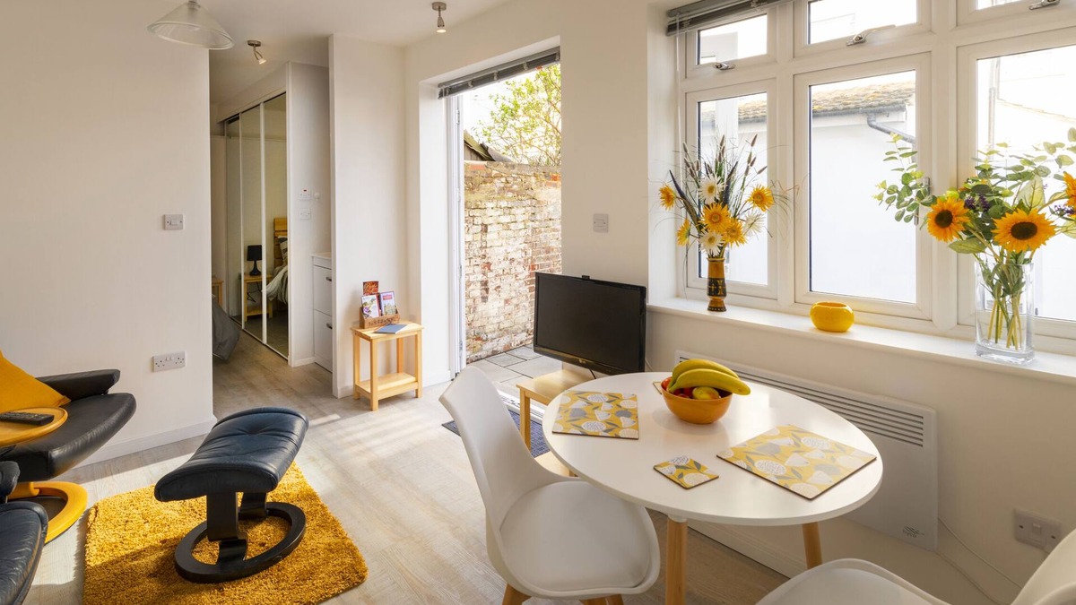 Worthing Apartment | Ground Floor Studio-Standard-Ensuite with patio