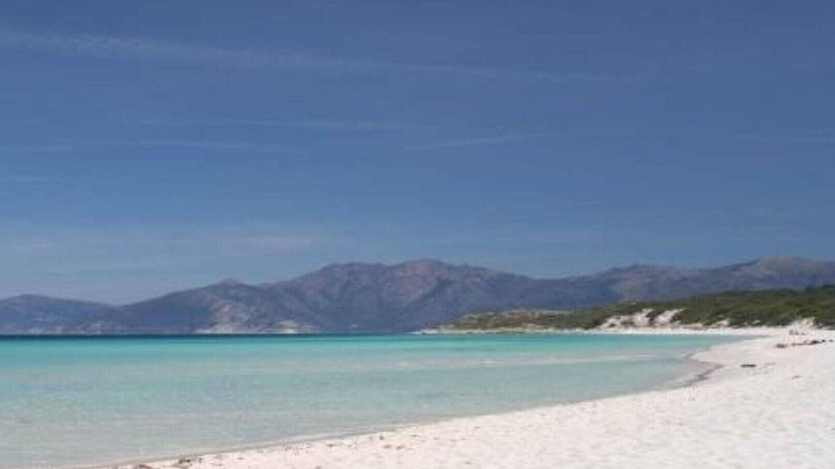 Pietracorbara Apartment | Ground floor Villa El bimbo 50 meters from the sandy beach