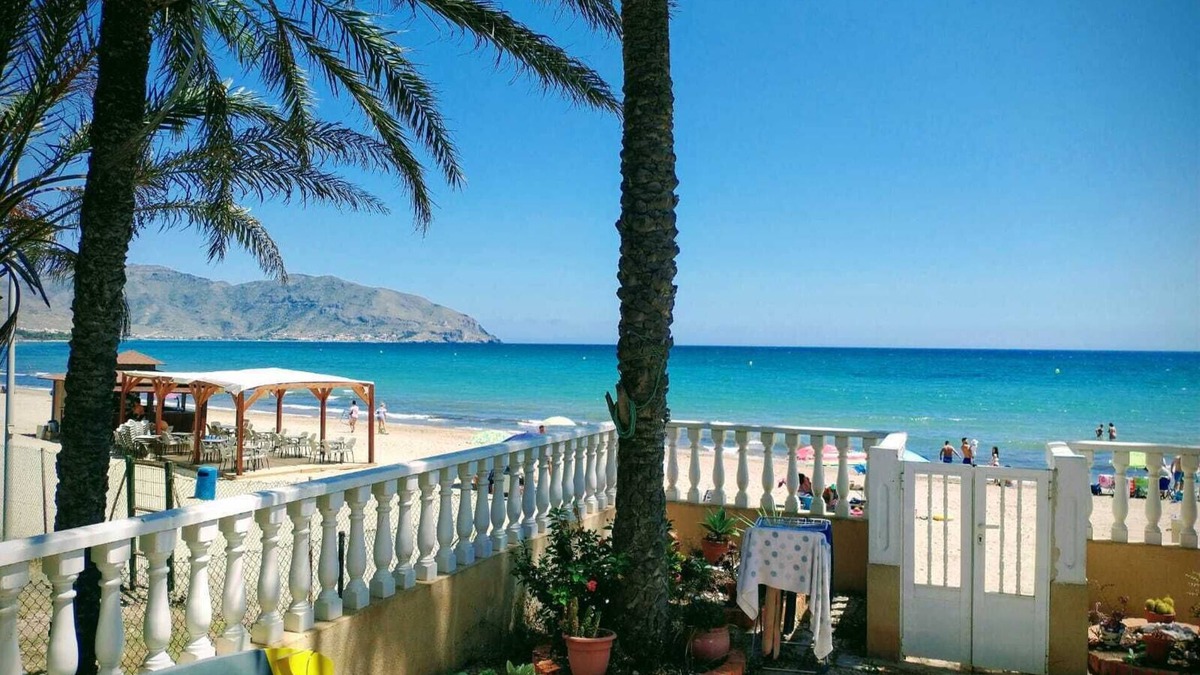 Los Puertos Apartment | Ground floor with access from the terrace to the seashore on Isla Plana beach