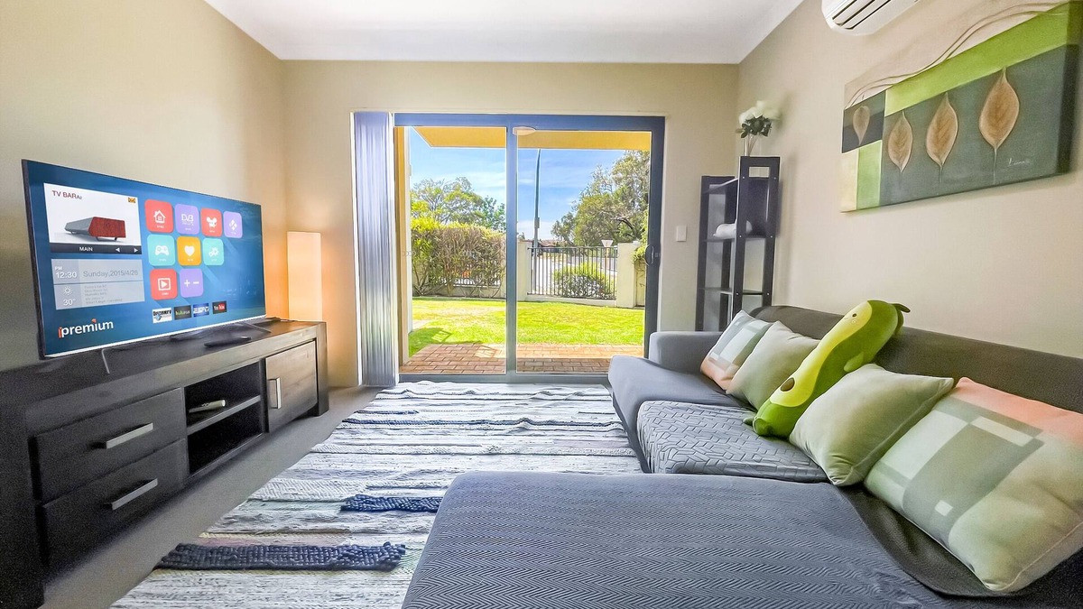 Thornlie Apartment | Ground Garden- Two King Beds+One Queen Bed