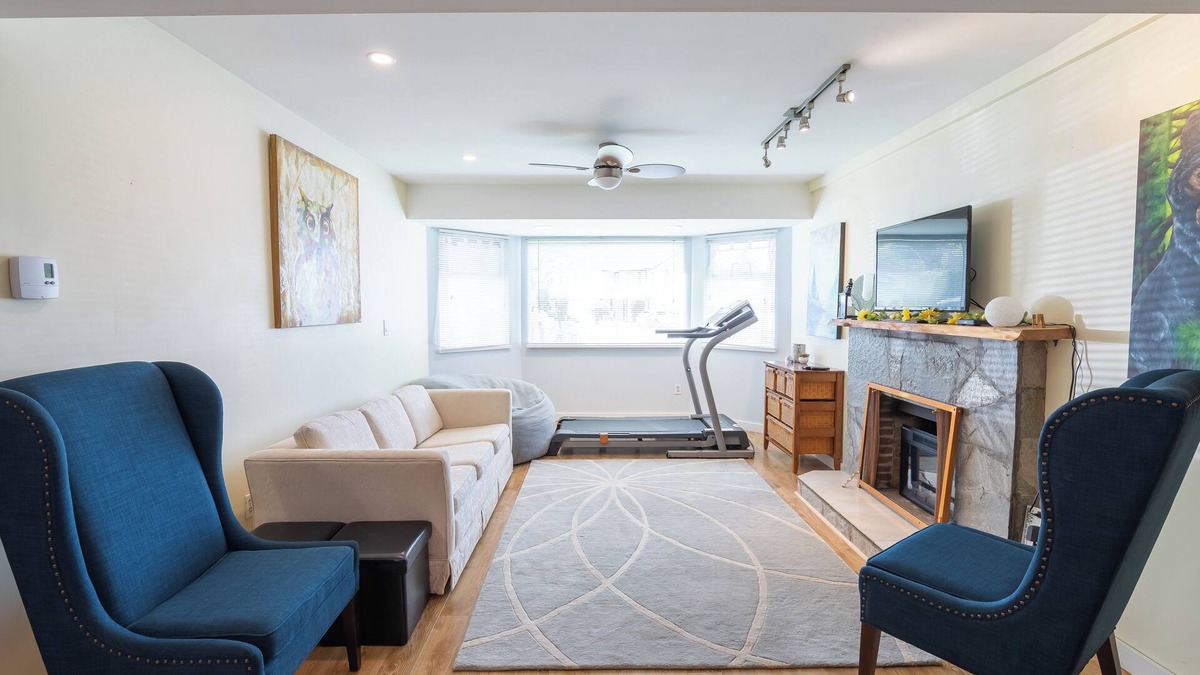 Walnut Grove Apartment | Ground Level 1 Bedroom Suite in Langley. Full Kitchen. Near golf, and shopping.