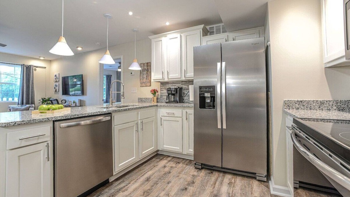 Shepherdsville Apartment | ground level flat with washer-dryer & easy parking
