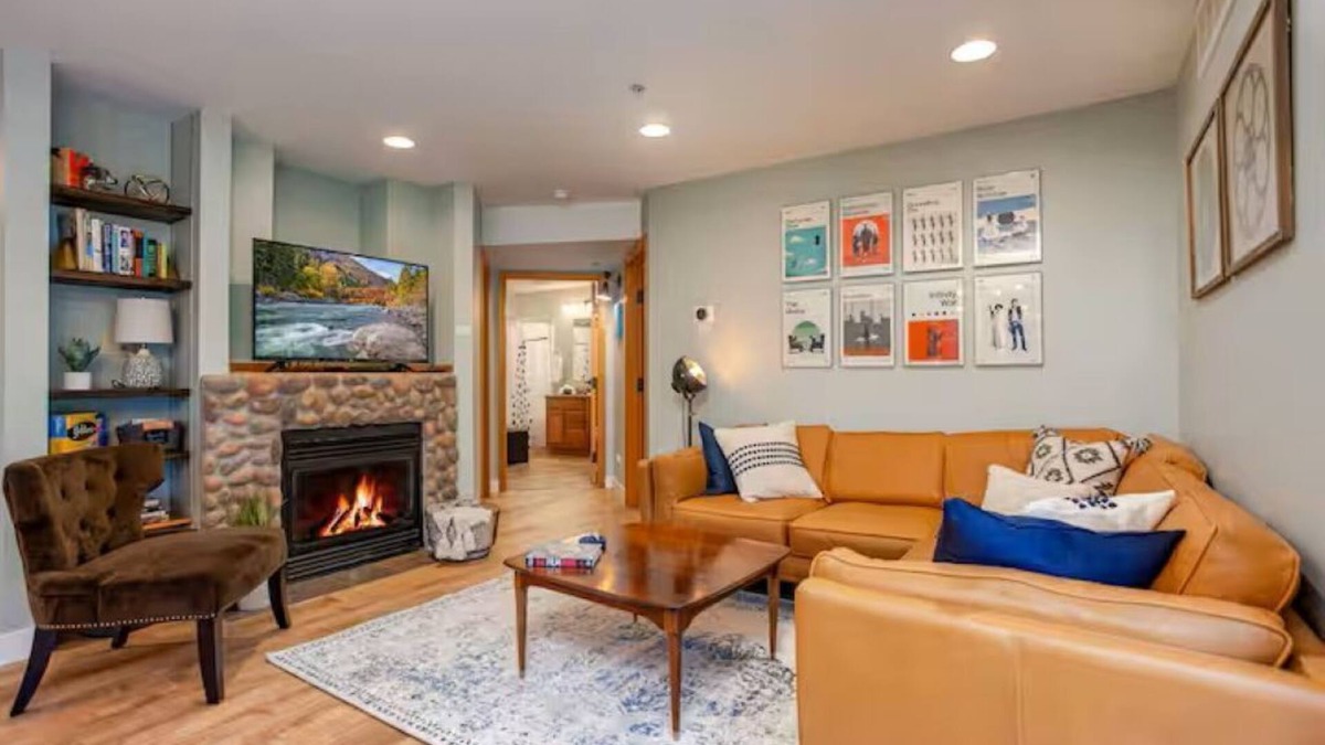 Downtown Leavenworth Condo | GroundFloor+Pool+King Bed+HotTub+Skiing