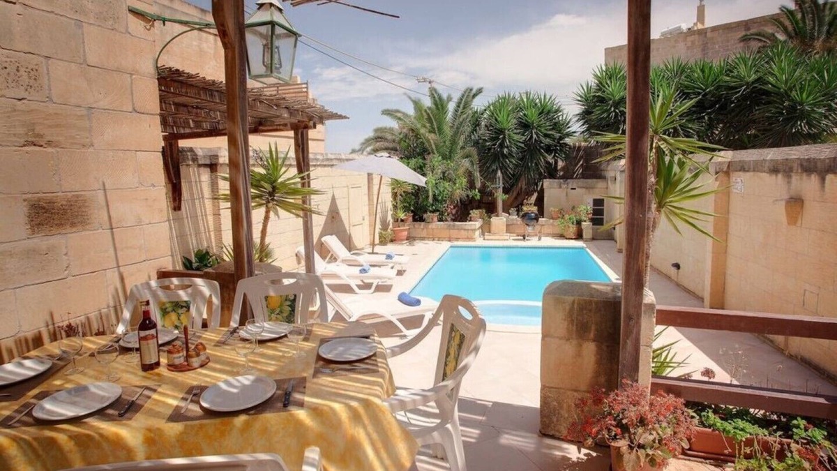 Santa Lucija Villa | Group Accommodation: Sleeping up to 22 Persons!