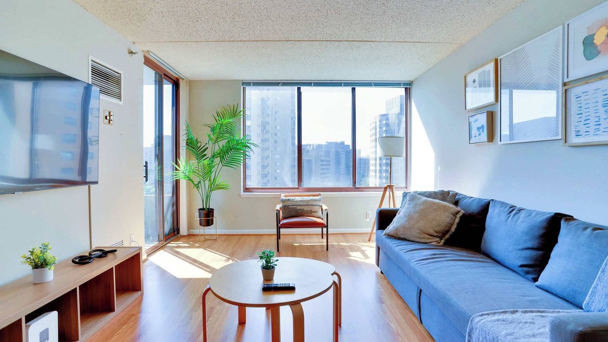 Crystal City Apartment | Group-Friendly Stay + Gym Access