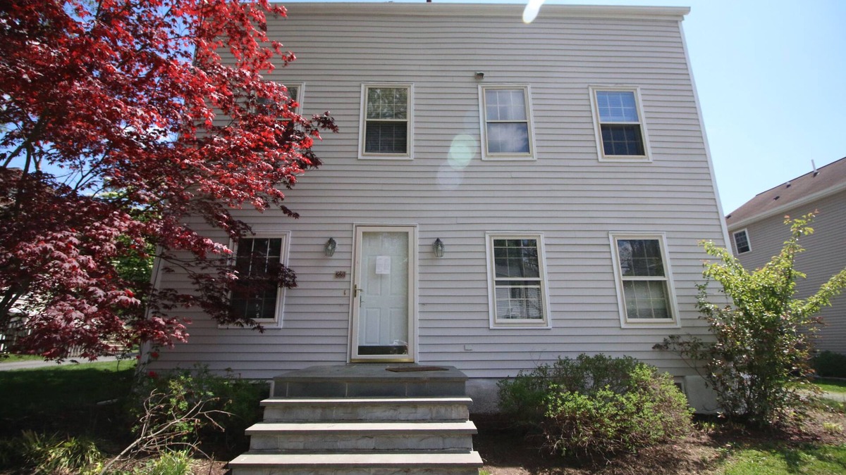Pennington House | Group getaway mansion in the heart of Pennington