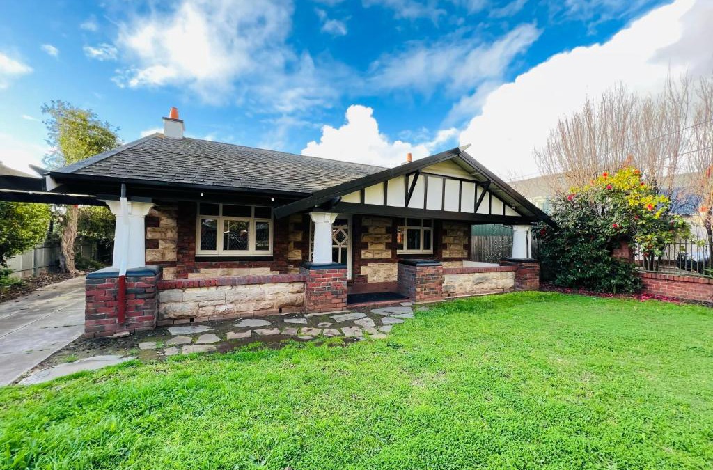 Westbourne Park Apartment | Group house with views of the salt pool and spa