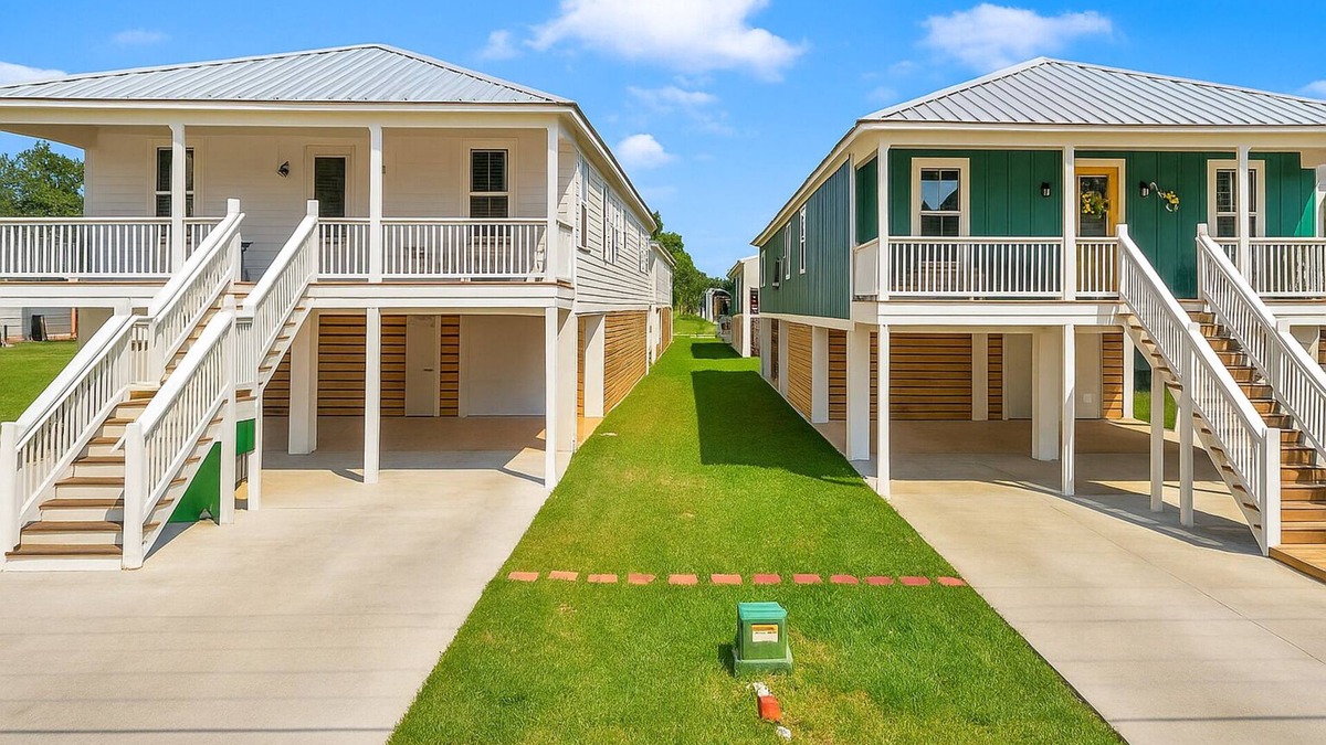 Gulfport House | GROUP RETREAT-TWO beach homes~10-bedrooms~GAME AREA~HOT TUB~BEACH VIEWS