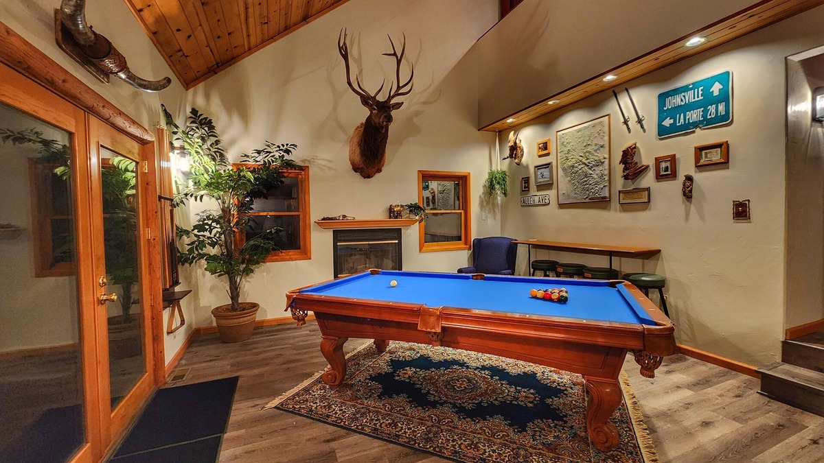 Portola Cabin | Group Travel - Full Kitchen - Hot Tub - Game Room - Spacious Deck + Dogs!