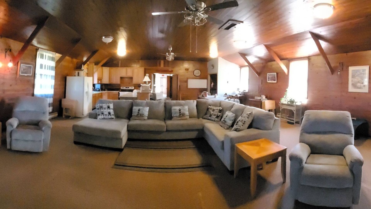 Oak Harbor House | Groups,families,fisherman friendly gatherings lake close by and boating parking