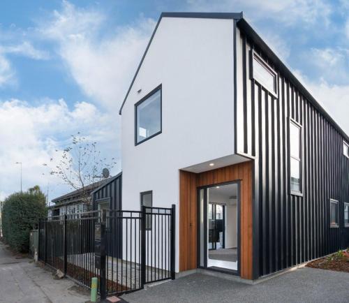 Edgeware Villa | Groups Wanted Stylish 3BR City Pad 3 Baths Onsite Garage