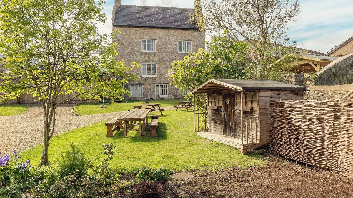 Caldicot House | Groups Welcome, large historic manor next to ancient castle and pub in Wales! nn