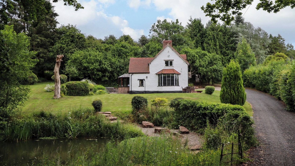 Leominster Cottage | GROVE COTTAGE, family friendly, with hot tub in Leominster