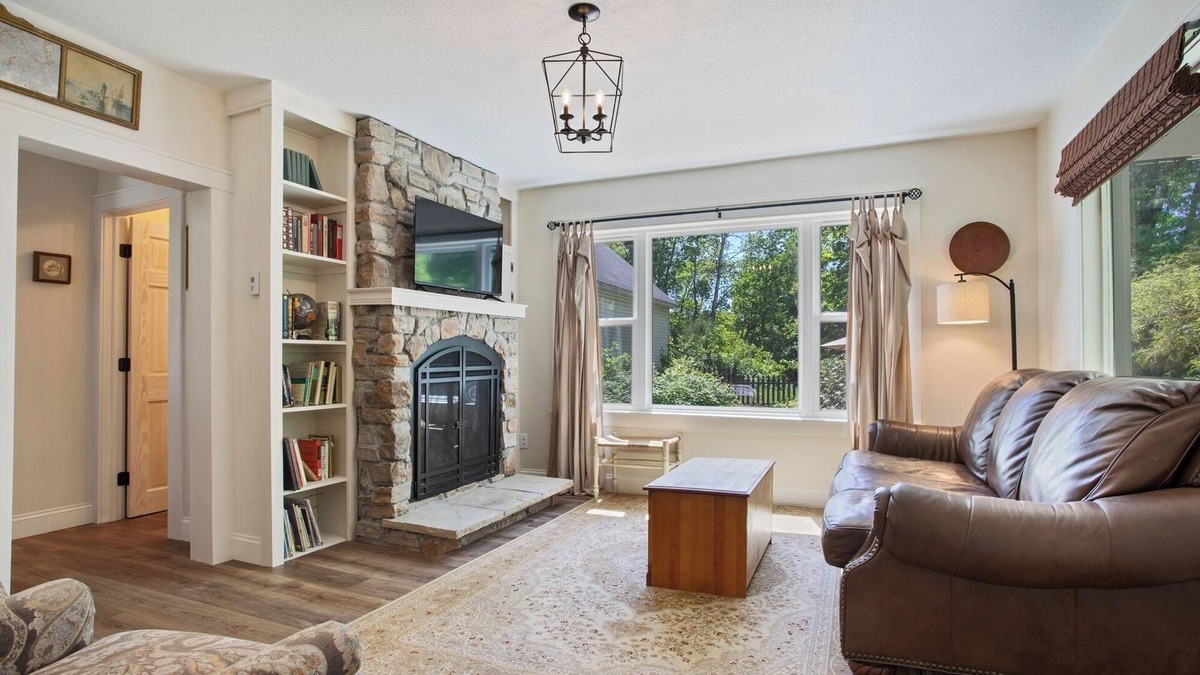 Taylors Falls Cottage | Grove Cottage walkable Taylors Falls retreat- close to Minneapolis/St. Paul!