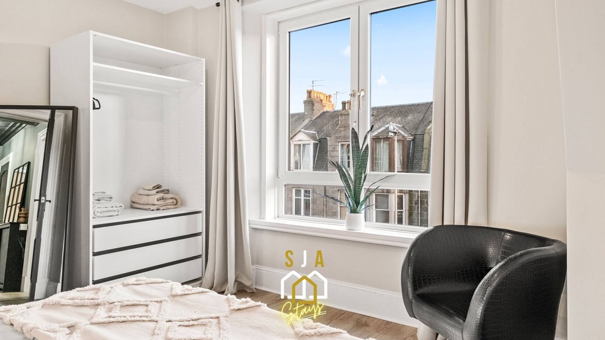 Aberdeen West End Apartment | Grove Getaway - SJA Stays - Luxury 3 Bed Apartment