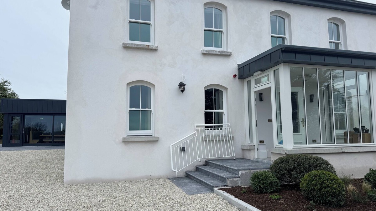 Schull House | Grove House Schull, Harbour Views, walking distance to all amenities