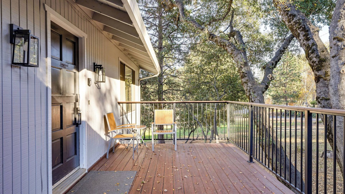 Groveland Cottage | Groveland Home w/Deck: 2 Mi to Pine Mountain Lake