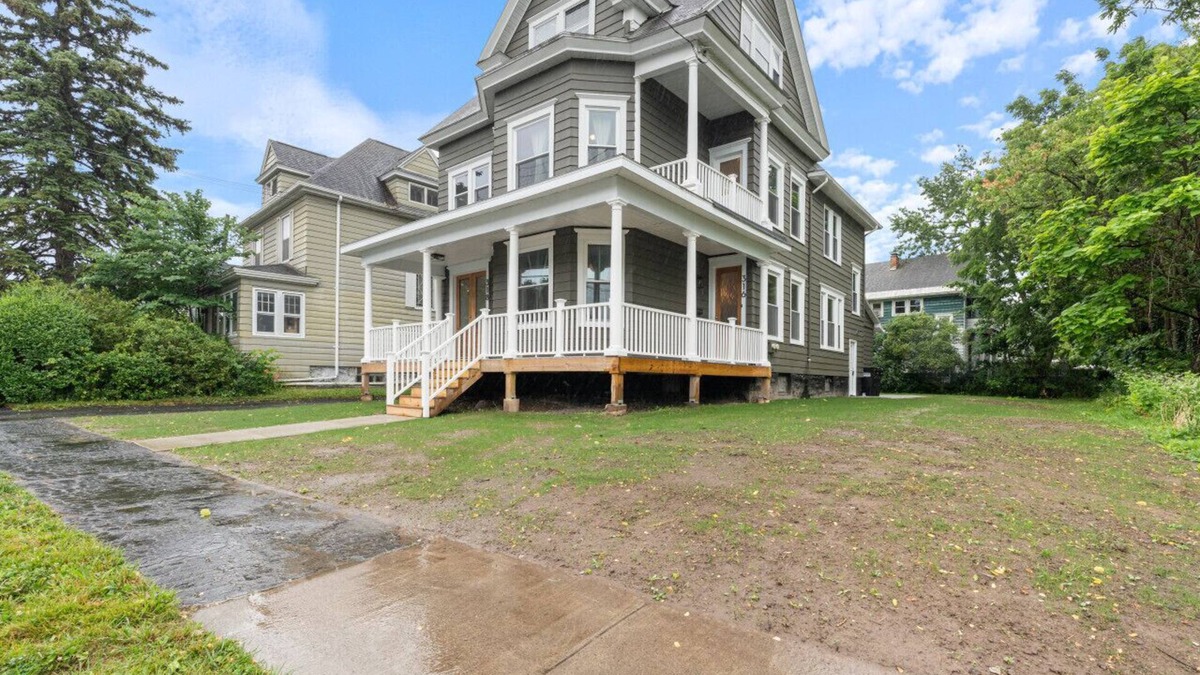 Westside House | GRP HQ: Sleeps 16, Dual Kitchen/LR/DR, Central Loc