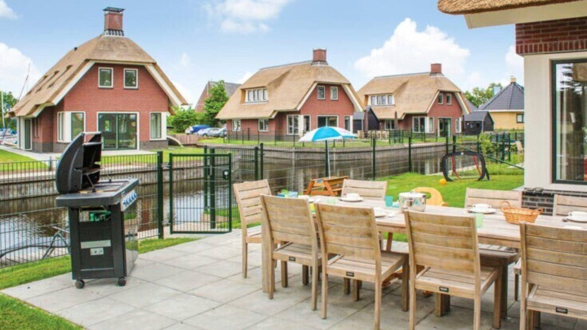 Idskenhuizen House | Grutte Pier is a 10 person , child friendly water villa.