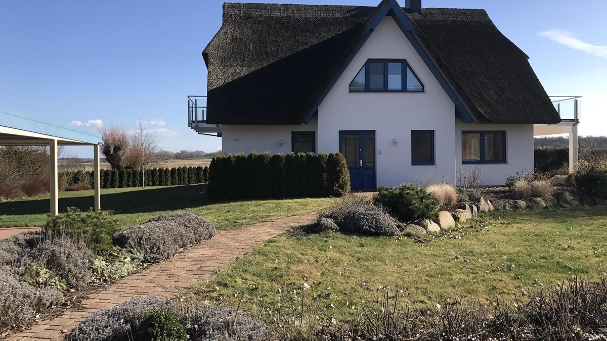 Grubnow House | Guaranteed lake view - thatched roof house on Liddower Strom