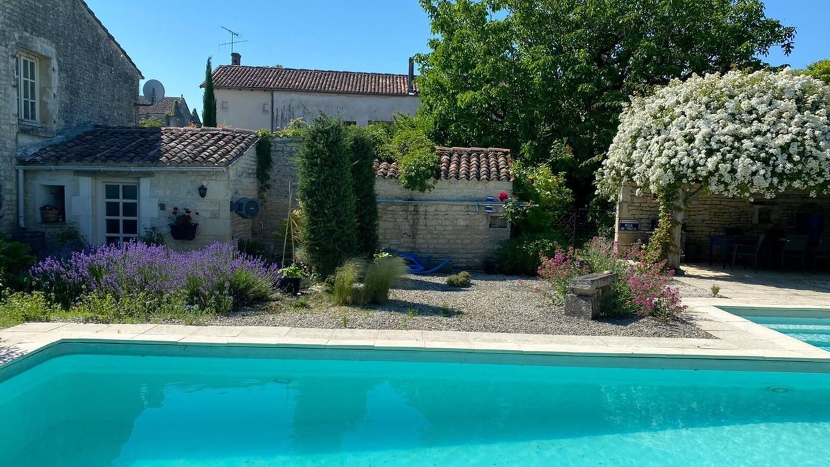 Echallat House | Guaranteed peace and quiet in the heart of the Charente vineyards