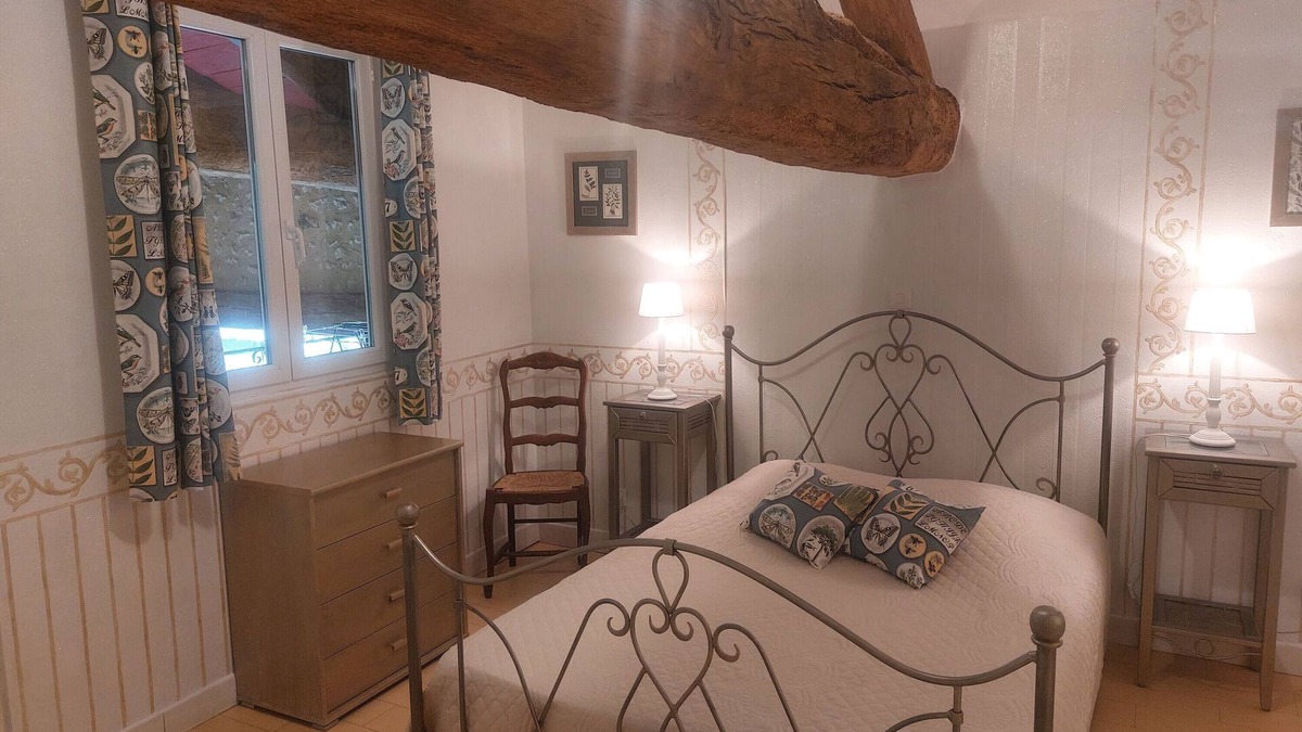 Saint-Sulpice-de-Roumagnac Bed & Breakfast | Guest Rooms 'Le Pré Fleuri 1' with Shared Pool, Shared Terrace and Wi-Fi