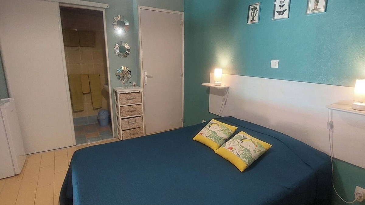Saint-Sulpice-de-Roumagnac Bed & Breakfast | Guest Rooms 'Le Pré Fleuri 3' with Shared Pool, Shared Terrace and Wi-Fi
