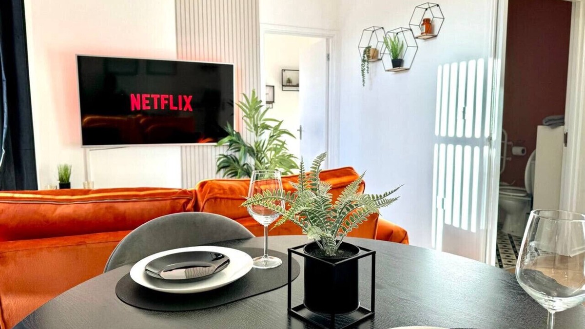 Cradley Apartment | Guest Choice! Apartment Smart Tv Parking Sofa Bed